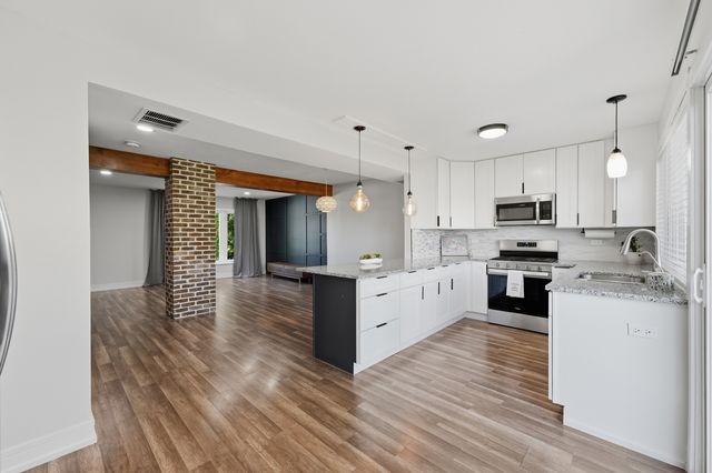 1996 Holbrook Lane, Hoffman Estates, IL 60194
