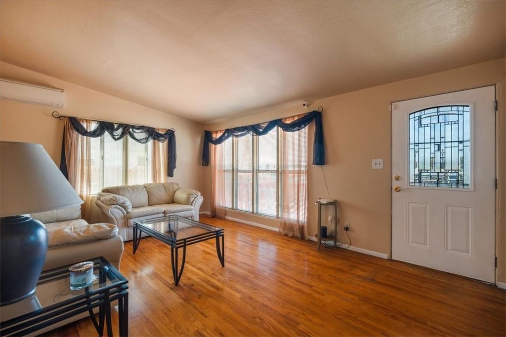 Image 6 of property listing at 3139 Winlow Street, San Diego, CA 92105