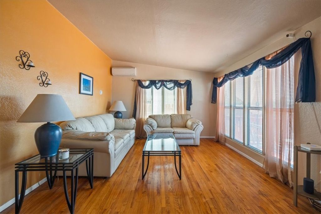 Image 7 of property listing at 3139 Winlow Street, San Diego, CA 92105