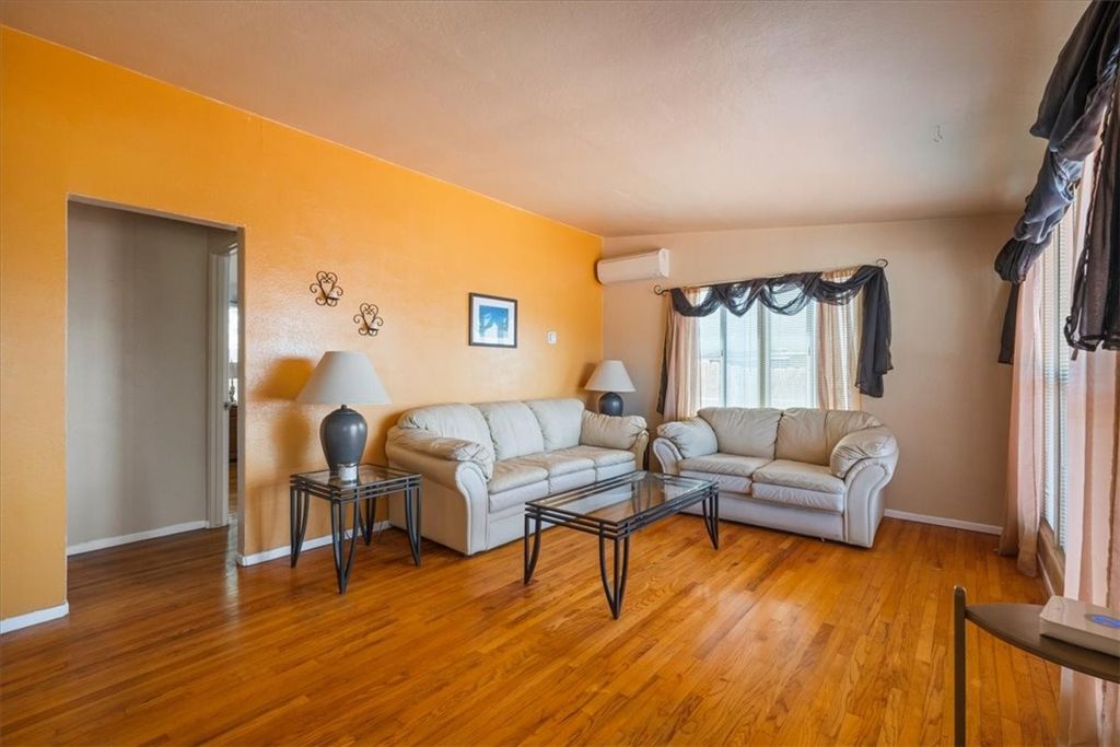 Image 8 of property listing at 3139 Winlow Street, San Diego, CA 92105