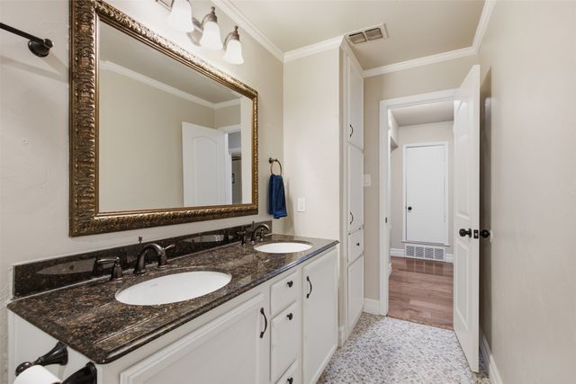 917 E Worth Street, Grapevine, TX 76051