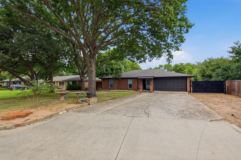 917 E Worth Street, Grapevine, TX 76051