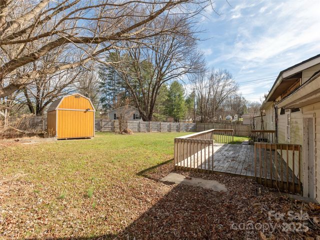5057 Howard Gap Road, Flat Rock, NC 28731