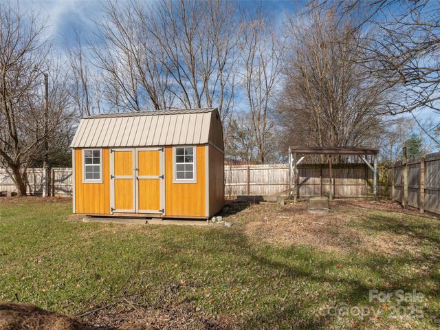 5057 Howard Gap Road, Flat Rock, NC 28731