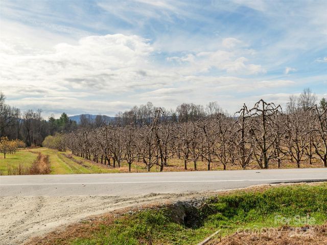 5057 Howard Gap Road, Flat Rock, NC 28731