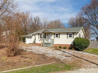 5057 Howard Gap Road, Flat Rock, NC 28731