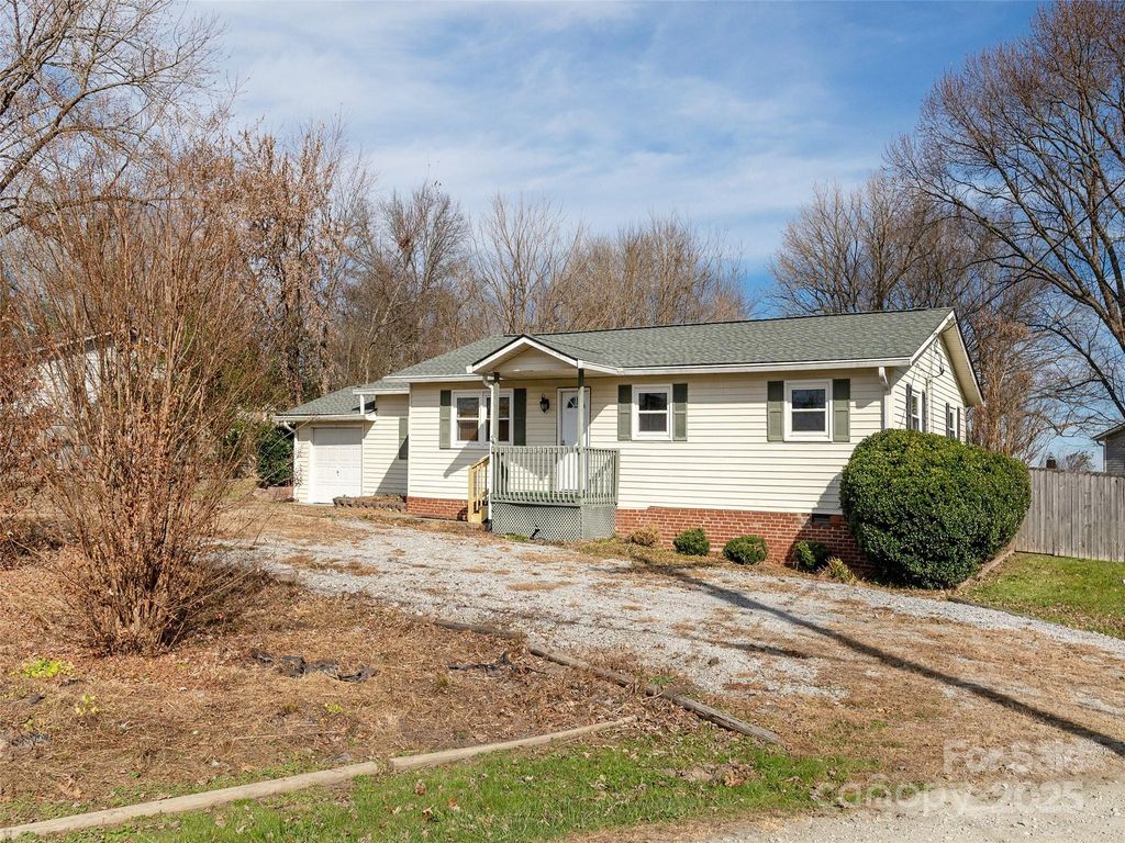 5057 Howard Gap Road, Flat Rock, NC 28731