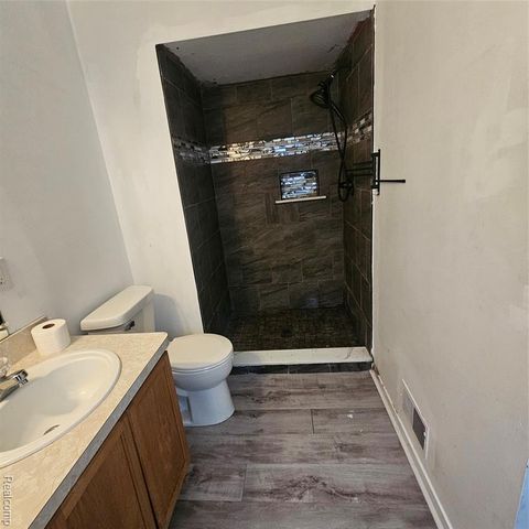 215 Oak Ridge Drive, Pontiac, MI 48341