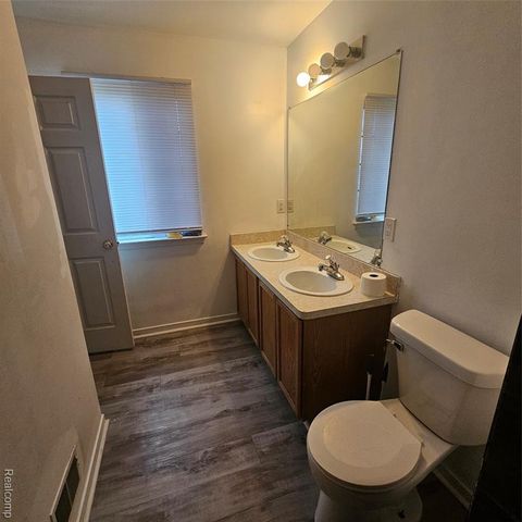 215 Oak Ridge Drive, Pontiac, MI 48341