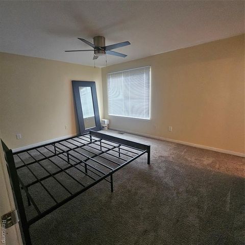 215 Oak Ridge Drive, Pontiac, MI 48341