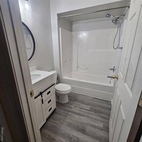 215 Oak Ridge Drive, Pontiac, MI 48341