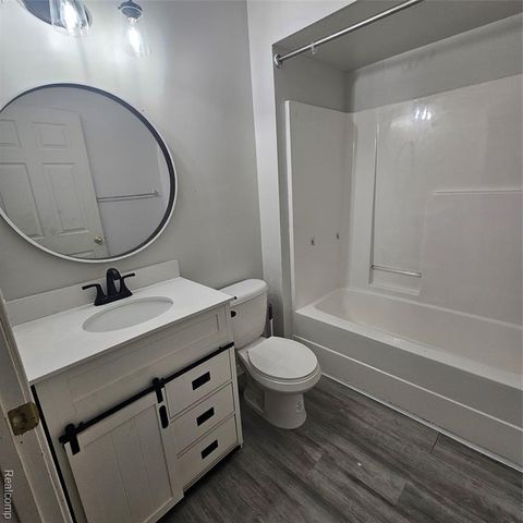 215 Oak Ridge Drive, Pontiac, MI 48341