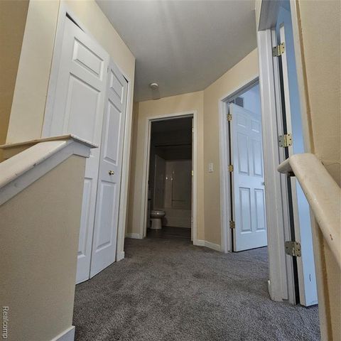 215 Oak Ridge Drive, Pontiac, MI 48341