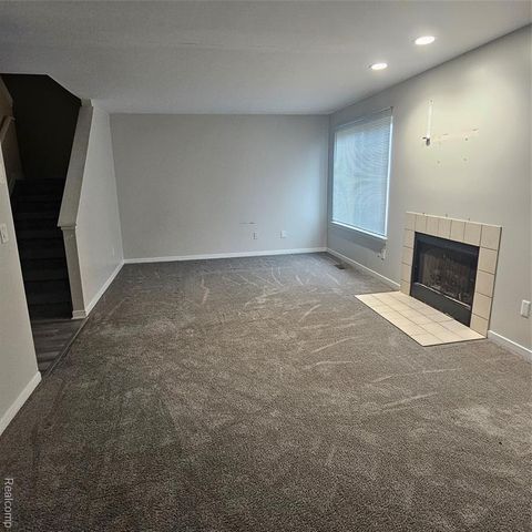 215 Oak Ridge Drive, Pontiac, MI 48341