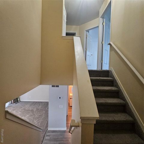 215 Oak Ridge Drive, Pontiac, MI 48341