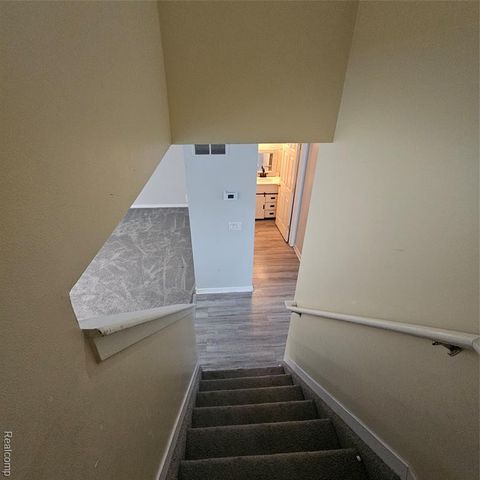 215 Oak Ridge Drive, Pontiac, MI 48341