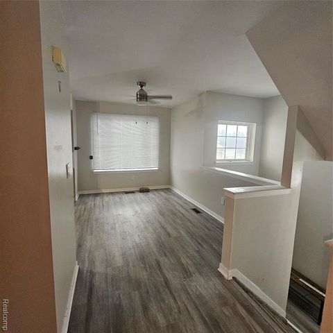 215 Oak Ridge Drive, Pontiac, MI 48341