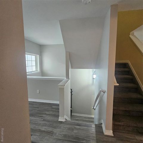 215 Oak Ridge Drive, Pontiac, MI 48341