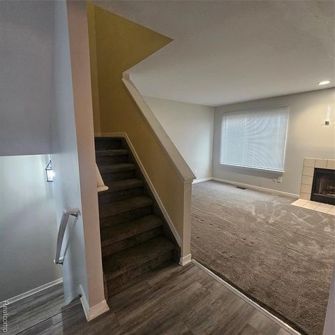 215 Oak Ridge Drive, Pontiac, MI 48341