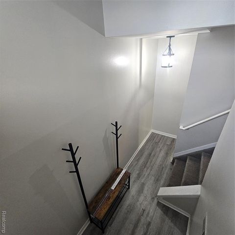 215 Oak Ridge Drive, Pontiac, MI 48341