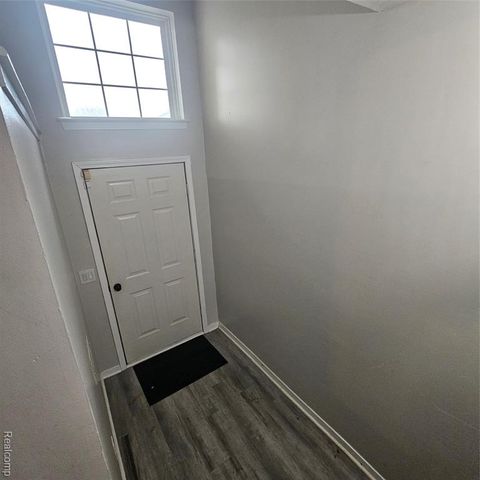 215 Oak Ridge Drive, Pontiac, MI 48341