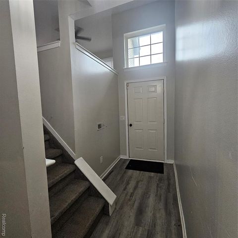 215 Oak Ridge Drive, Pontiac, MI 48341