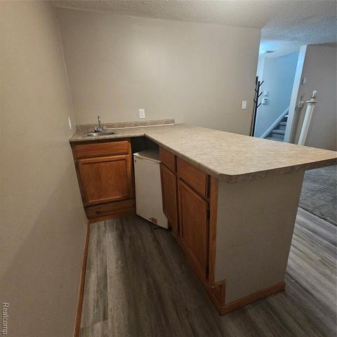 215 Oak Ridge Drive, Pontiac, MI 48341