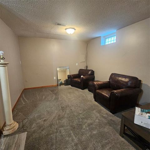 215 Oak Ridge Drive, Pontiac, MI 48341