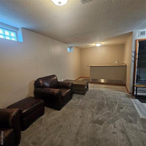 215 Oak Ridge Drive, Pontiac, MI 48341