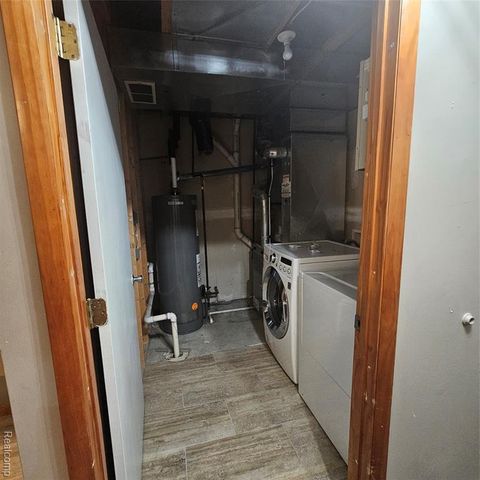 215 Oak Ridge Drive, Pontiac, MI 48341