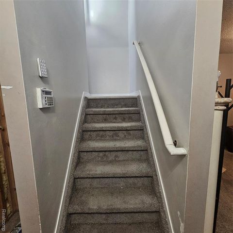 215 Oak Ridge Drive, Pontiac, MI 48341