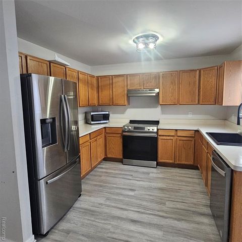 215 Oak Ridge Drive, Pontiac, MI 48341