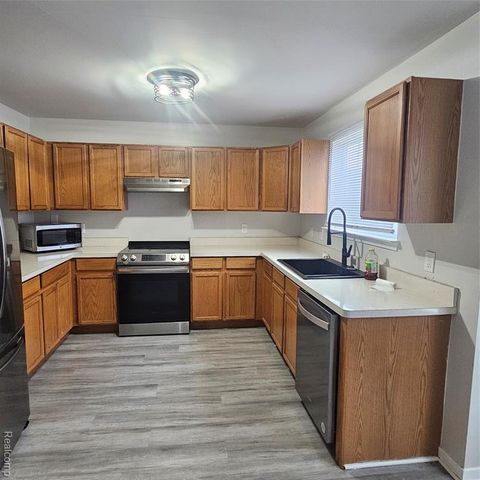 215 Oak Ridge Drive, Pontiac, MI 48341