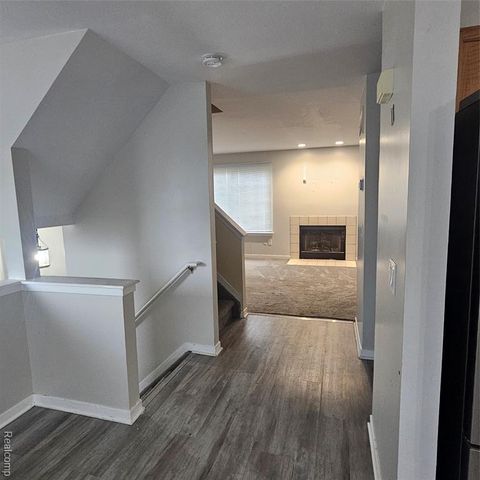 215 Oak Ridge Drive, Pontiac, MI 48341