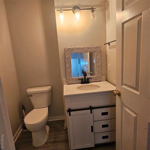 215 Oak Ridge Drive, Pontiac, MI 48341