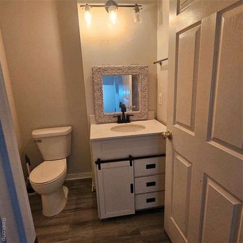 215 Oak Ridge Drive, Pontiac, MI 48341