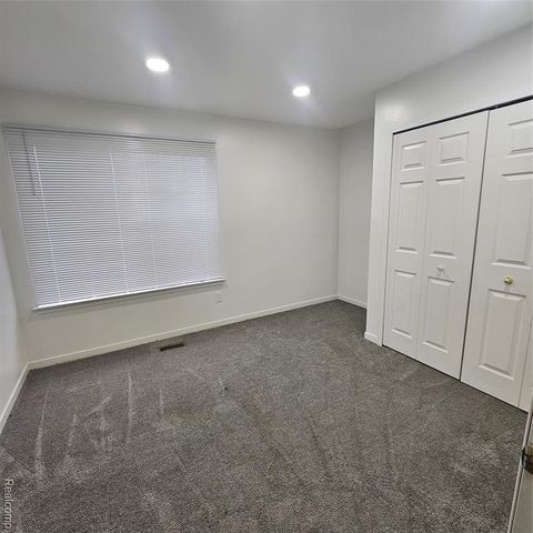 215 Oak Ridge Drive, Pontiac, MI 48341