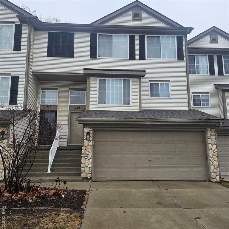 215 Oak Ridge Drive, Pontiac, MI 48341