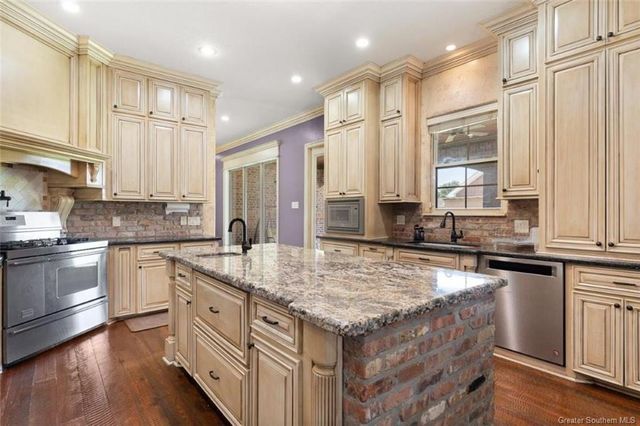 2215 Longue Vue Drive, Lake Charles, LA 70605