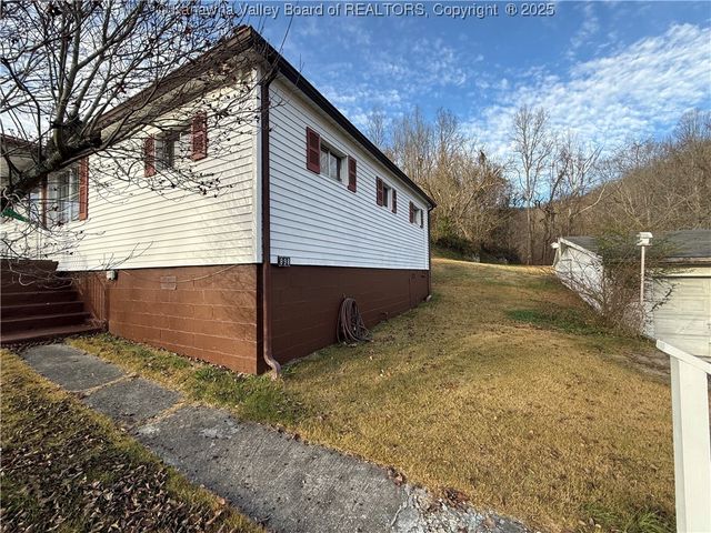 898 Thunder Road, Chapmanville, WV 25508