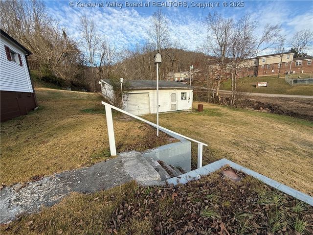898 Thunder Road, Chapmanville, WV 25508