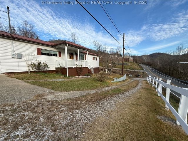 898 Thunder Road, Chapmanville, WV 25508