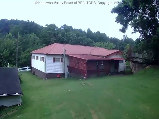 898 Thunder Road, Chapmanville, WV 25508