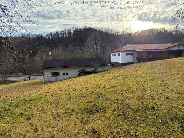898 Thunder Road, Chapmanville, WV 25508