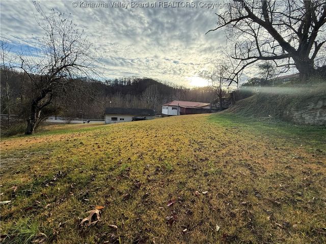 898 Thunder Road, Chapmanville, WV 25508