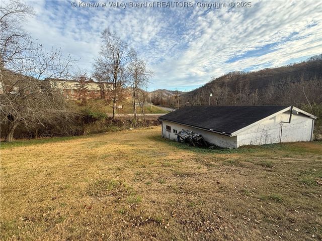 898 Thunder Road, Chapmanville, WV 25508