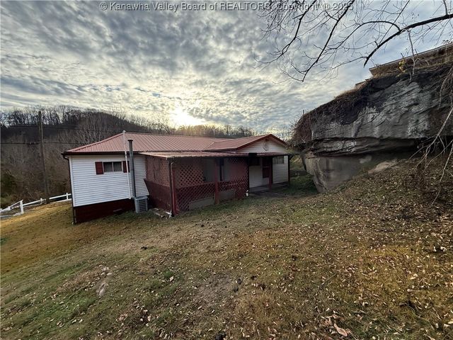 898 Thunder Road, Chapmanville, WV 25508