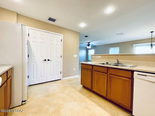 2736 N Neruda Lane, Tucson, AZ 85712