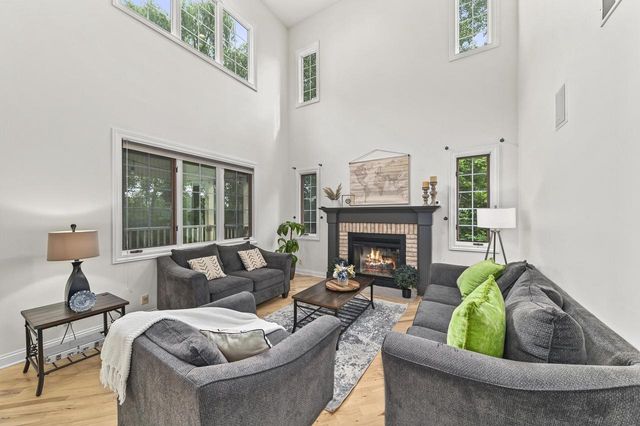 N51W19090 Crest View TERRACE, Menomonee Falls, WI 53051