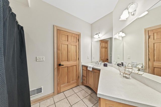 N51W19090 Crest View TERRACE, Menomonee Falls, WI 53051